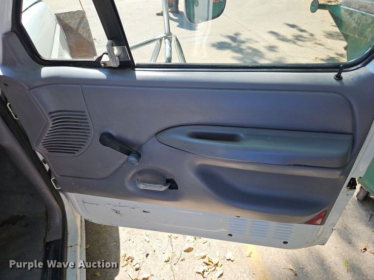 image for item LM9156 1995 Ford F350  flatbed pickup truck