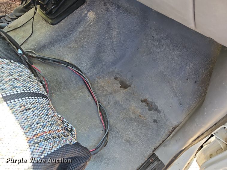 image for item LM9156 1995 Ford F350  flatbed pickup truck