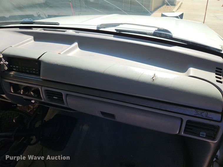 image for item LM9156 1995 Ford F350  flatbed pickup truck