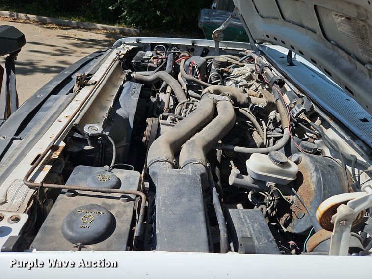 image for item LM9156 1995 Ford F350  flatbed pickup truck