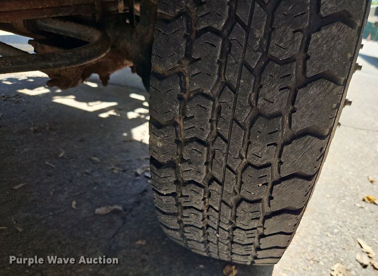 image for item LM9156 1995 Ford F350  flatbed pickup truck