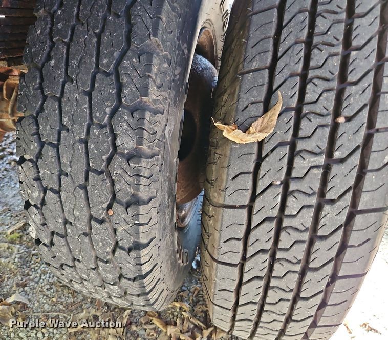 image for item LM9156 1995 Ford F350  flatbed pickup truck