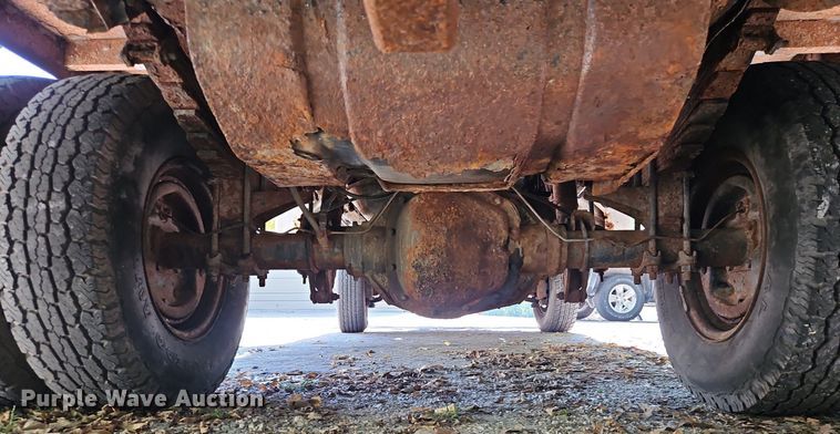 image for item LM9156 1995 Ford F350  flatbed pickup truck