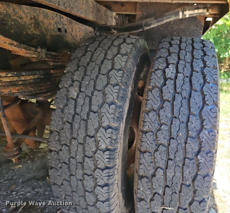 image for item LM9156 1995 Ford F350  flatbed pickup truck