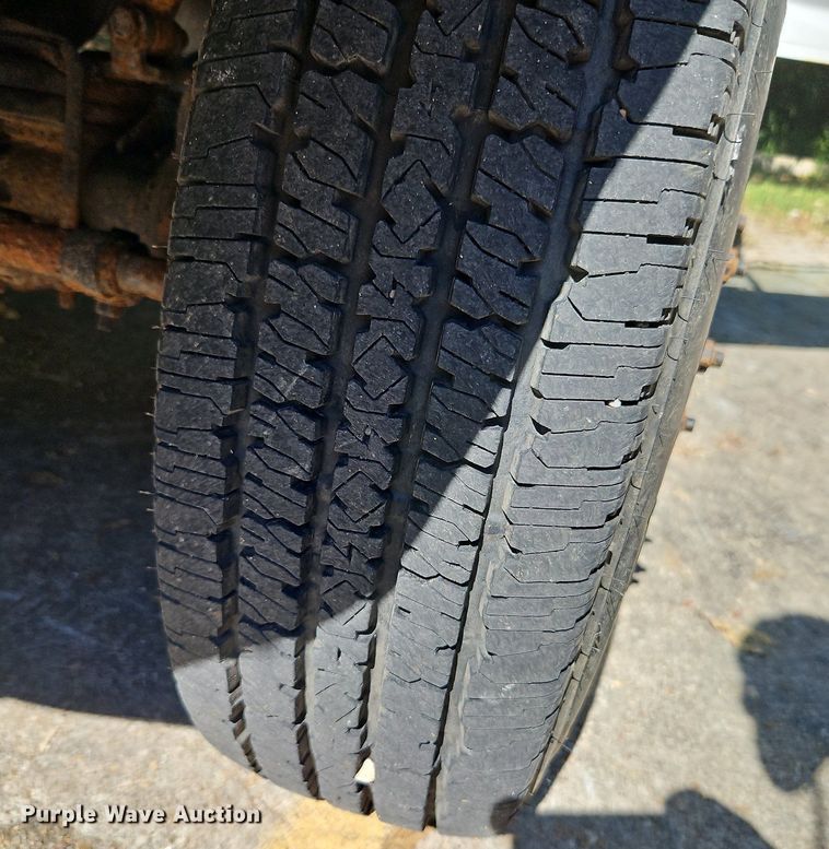 image for item LM9156 1995 Ford F350  flatbed pickup truck