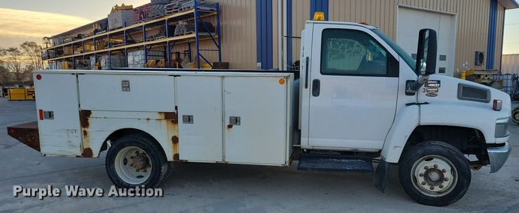 image for item LO9932 2005 GMC C4500  utility / service truck