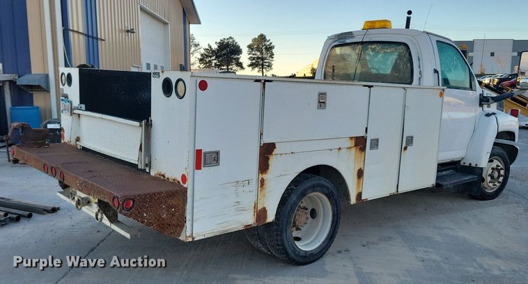 image for item LO9932 2005 GMC C4500  utility / service truck