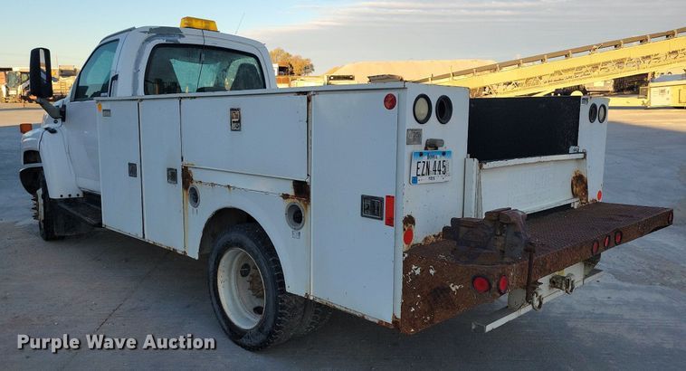 image for item LO9932 2005 GMC C4500  utility / service truck