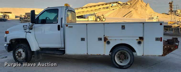 image for item LO9932 2005 GMC C4500  utility / service truck