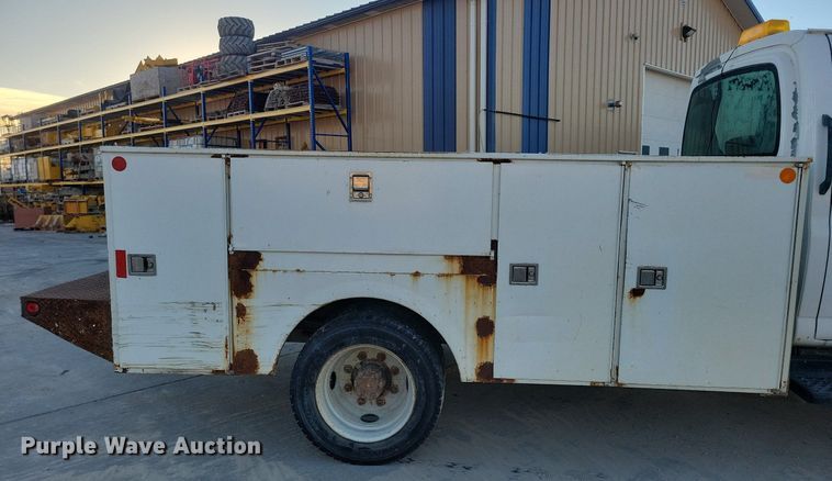 image for item LO9932 2005 GMC C4500  utility / service truck