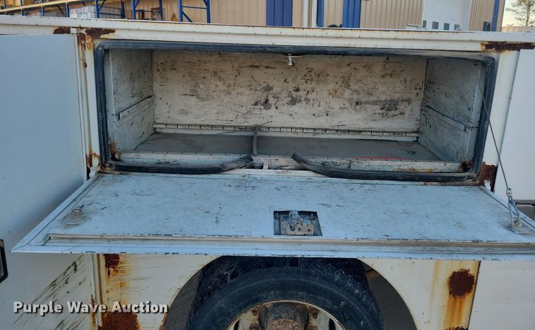 image for item LO9932 2005 GMC C4500  utility / service truck