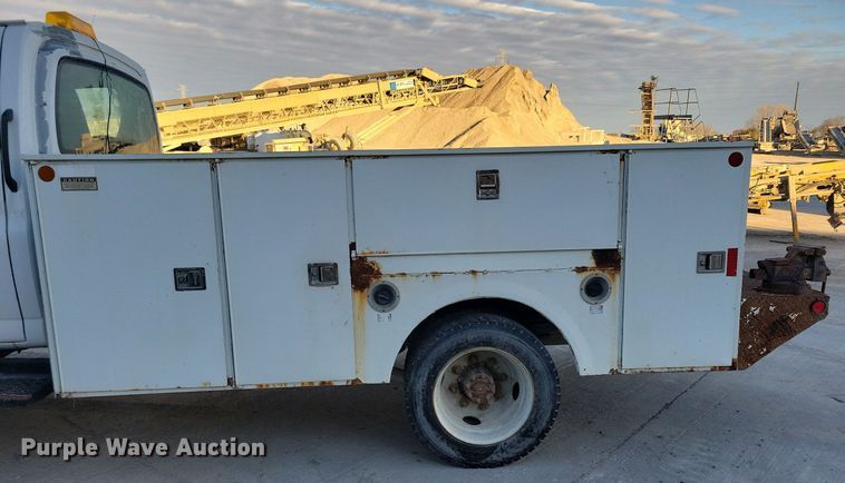 image for item LO9932 2005 GMC C4500  utility / service truck