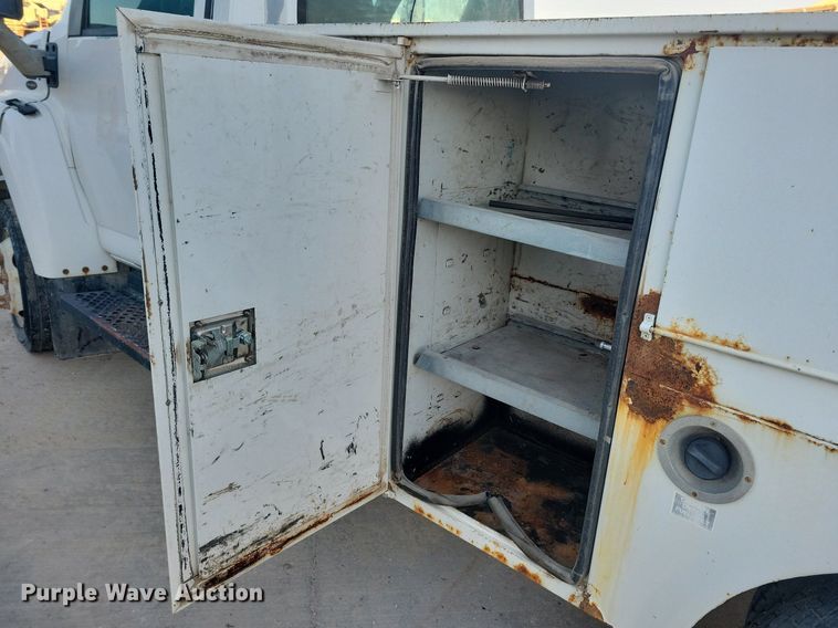 image for item LO9932 2005 GMC C4500  utility / service truck