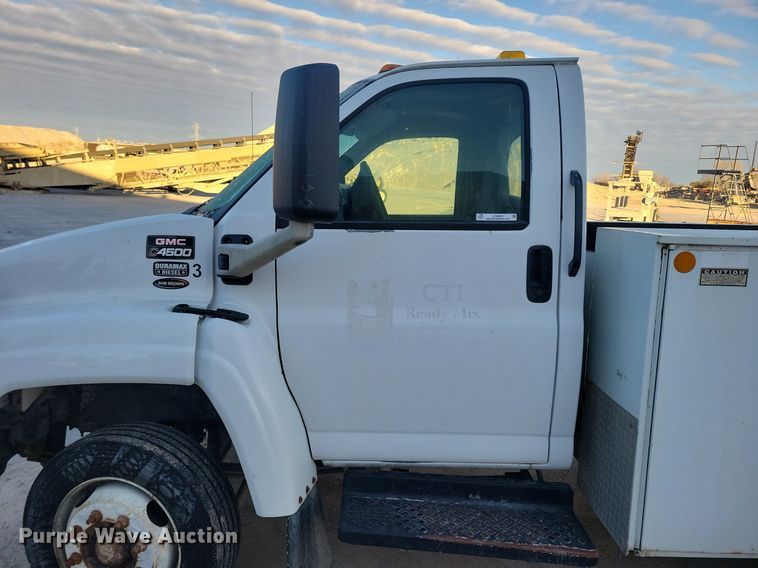 image for item LO9932 2005 GMC C4500  utility / service truck