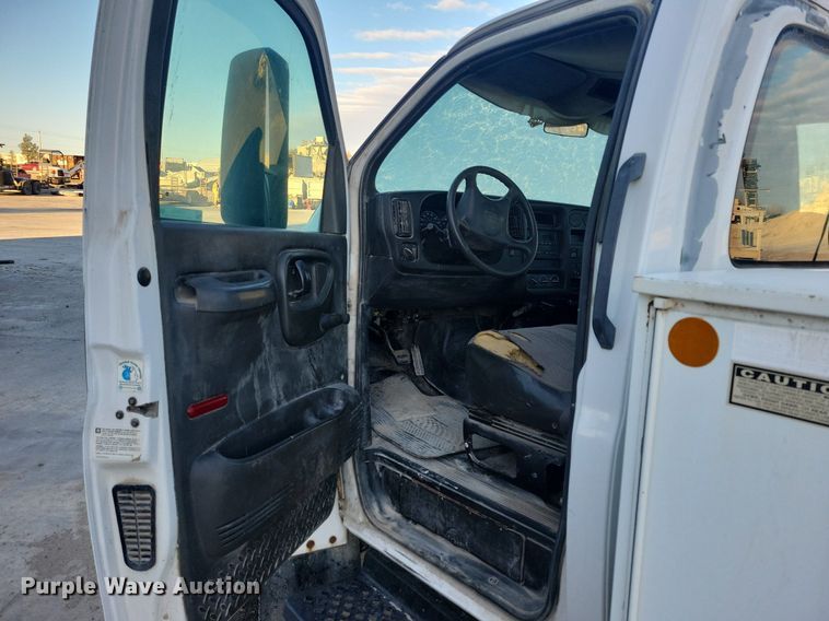 image for item LO9932 2005 GMC C4500  utility / service truck