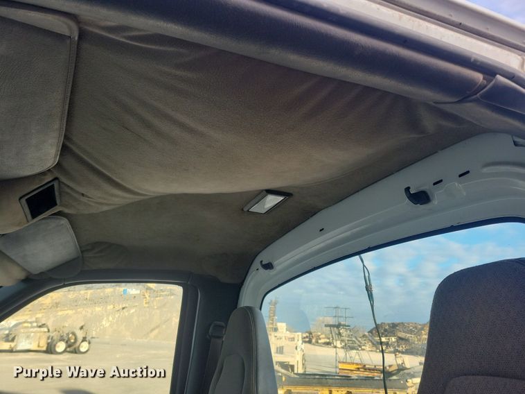 image for item LO9932 2005 GMC C4500  utility / service truck