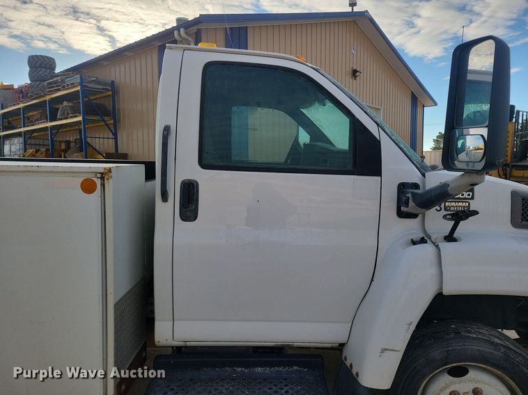 image for item LO9932 2005 GMC C4500  utility / service truck