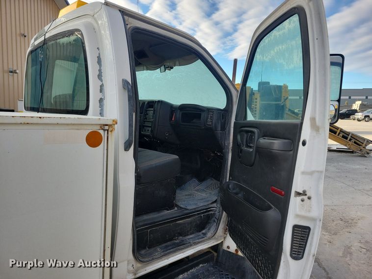 image for item LO9932 2005 GMC C4500  utility / service truck