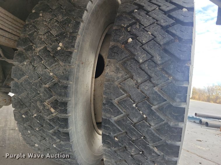 image for item LO9932 2005 GMC C4500  utility / service truck