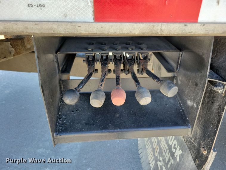 image for item LO9968 2004 International 4300  rollback truck