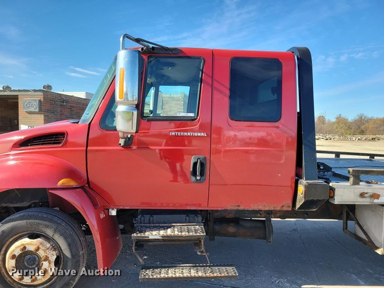 image for item LO9968 2004 International 4300  rollback truck