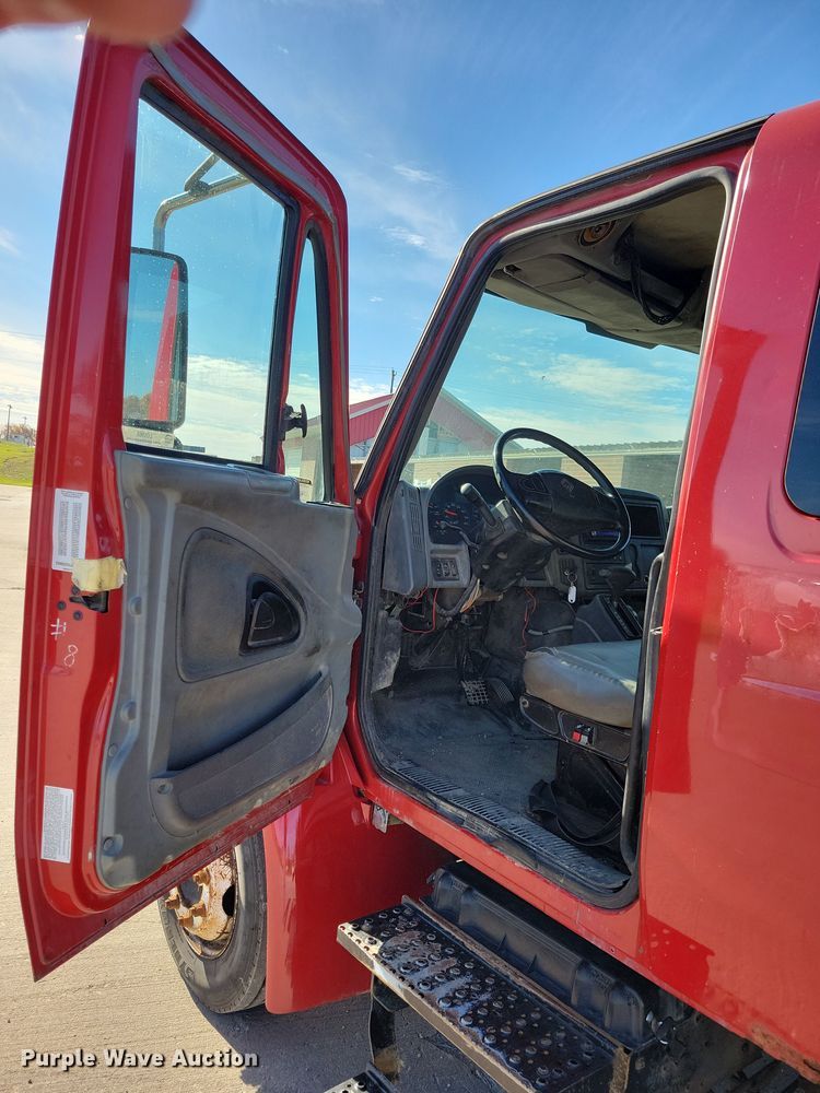 image for item LO9968 2004 International 4300  rollback truck