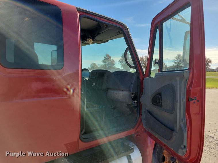 image for item LO9968 2004 International 4300  rollback truck