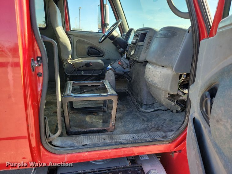 image for item LO9968 2004 International 4300  rollback truck