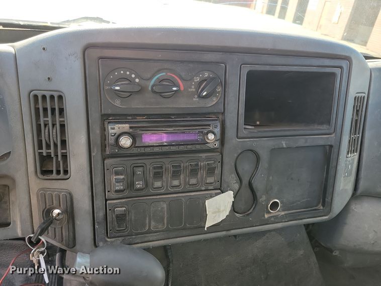 image for item LO9968 2004 International 4300  rollback truck