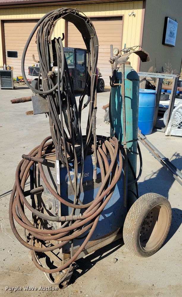 image for item LO9970 Miller Millermatic 200  welder/generator