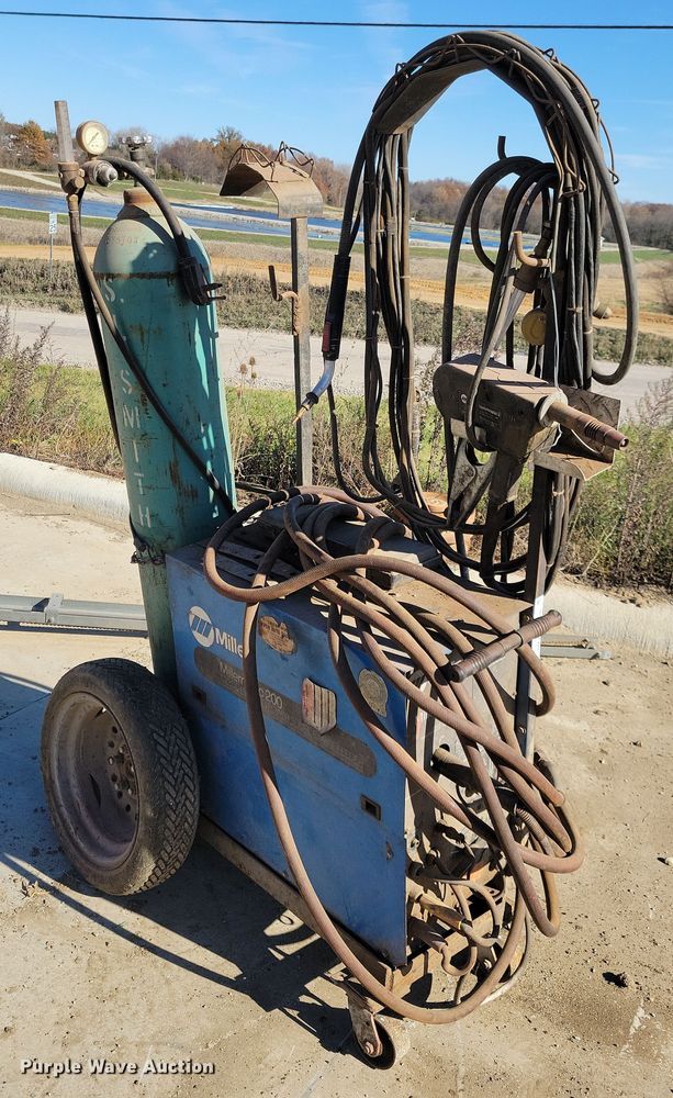 image for item LO9970 Miller Millermatic 200  welder/generator