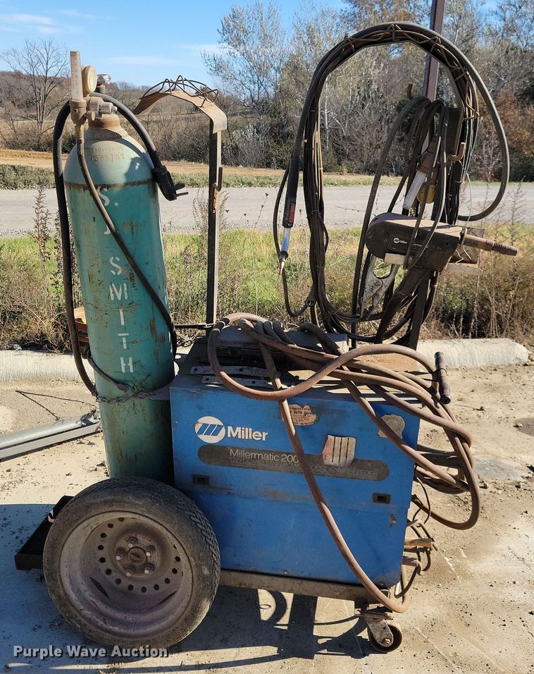 image for item LO9970 Miller Millermatic 200  welder/generator