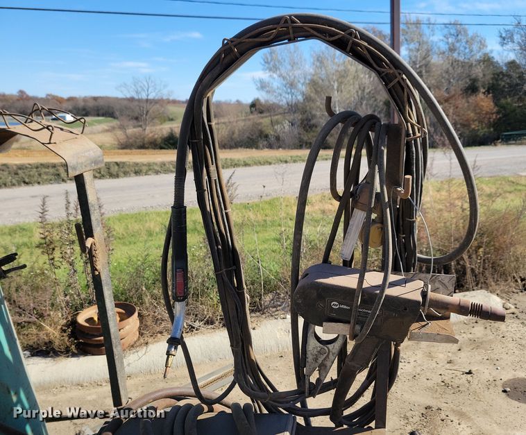 image for item LO9970 Miller Millermatic 200  welder/generator