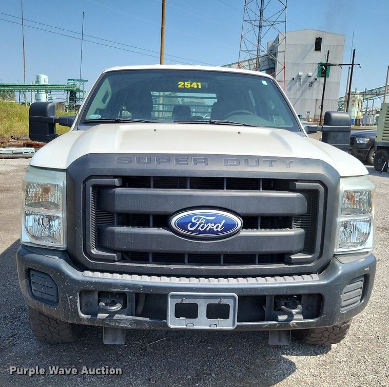 image for item LS9756 2011 Ford F250 Super Duty  Crew Cab flatbed pickup truck