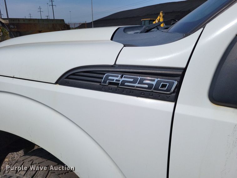 image for item LS9756 2011 Ford F250 Super Duty  Crew Cab flatbed pickup truck