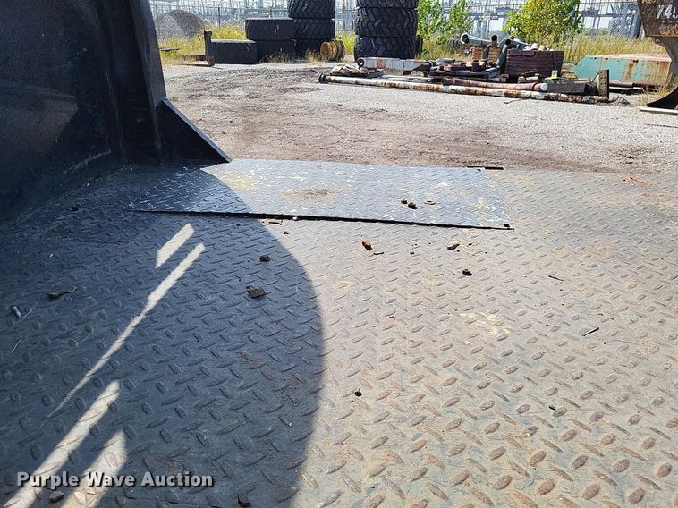 image for item LS9756 2011 Ford F250 Super Duty  Crew Cab flatbed pickup truck