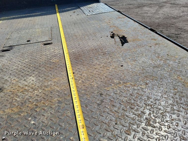 image for item LS9756 2011 Ford F250 Super Duty  Crew Cab flatbed pickup truck