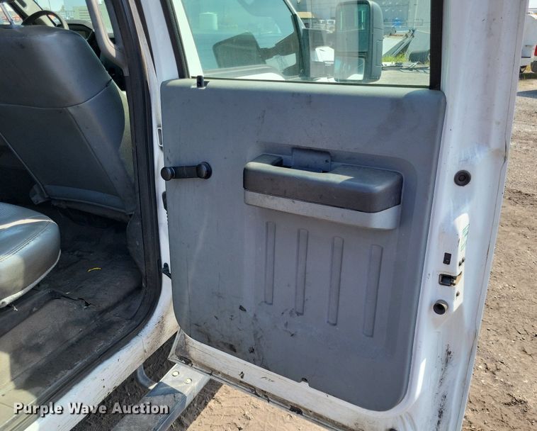 image for item LS9756 2011 Ford F250 Super Duty  Crew Cab flatbed pickup truck