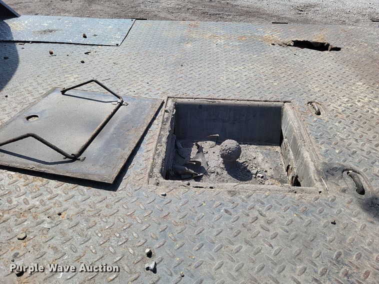 image for item LS9756 2011 Ford F250 Super Duty  Crew Cab flatbed pickup truck