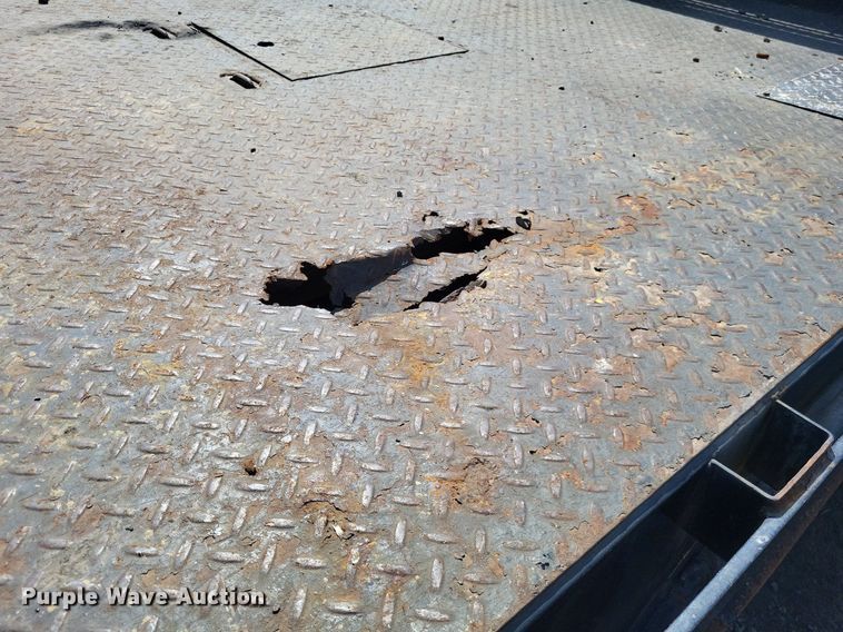 image for item LS9756 2011 Ford F250 Super Duty  Crew Cab flatbed pickup truck