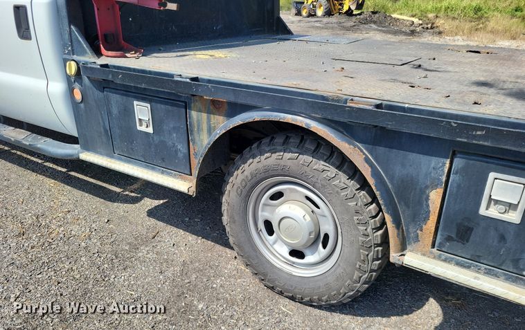 image for item LS9756 2011 Ford F250 Super Duty  Crew Cab flatbed pickup truck