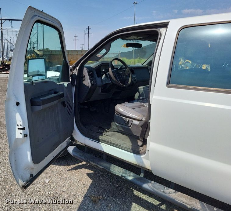 image for item LS9756 2011 Ford F250 Super Duty  Crew Cab flatbed pickup truck