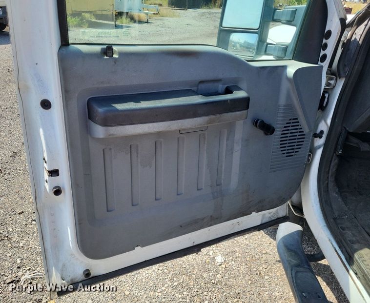 image for item LS9756 2011 Ford F250 Super Duty  Crew Cab flatbed pickup truck