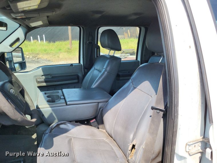 image for item LS9756 2011 Ford F250 Super Duty  Crew Cab flatbed pickup truck