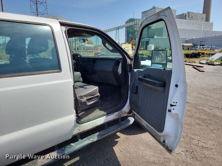 image for item LS9756 2011 Ford F250 Super Duty  Crew Cab flatbed pickup truck