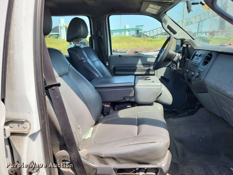 image for item LS9756 2011 Ford F250 Super Duty  Crew Cab flatbed pickup truck