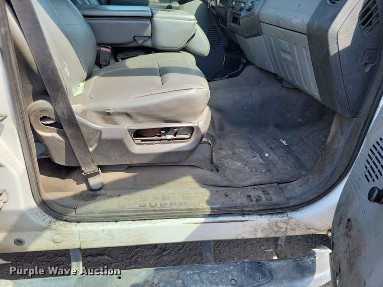 image for item LS9756 2011 Ford F250 Super Duty  Crew Cab flatbed pickup truck