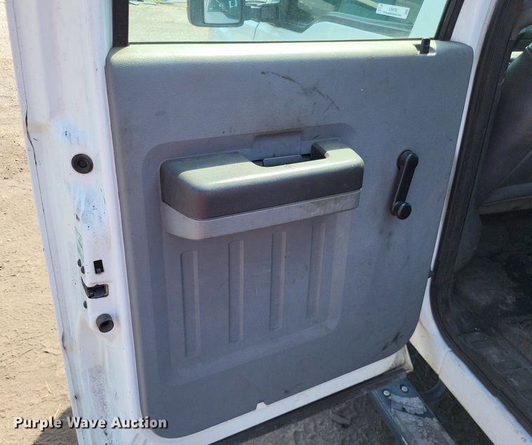 image for item LS9756 2011 Ford F250 Super Duty  Crew Cab flatbed pickup truck