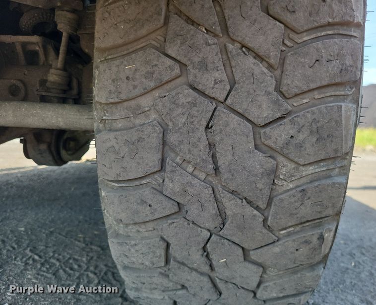 image for item LS9756 2011 Ford F250 Super Duty  Crew Cab flatbed pickup truck