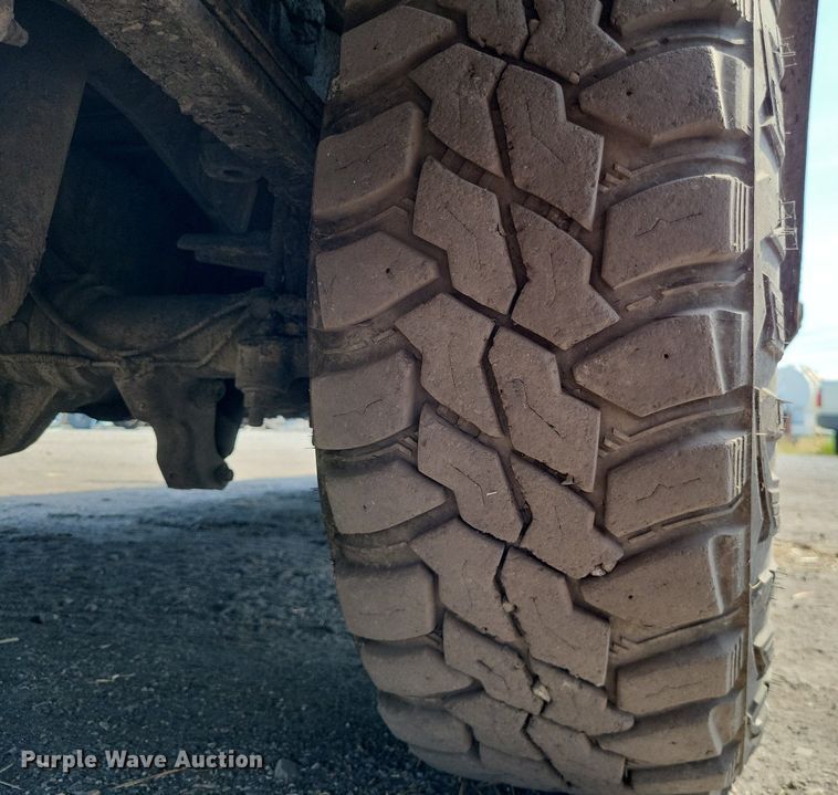 image for item LS9756 2011 Ford F250 Super Duty  Crew Cab flatbed pickup truck